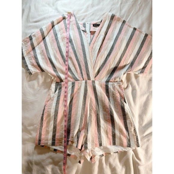 Very J | White Gray Pink Striped Romper with Pockets Size Large Belt Loops Short - Picture 5 of 10